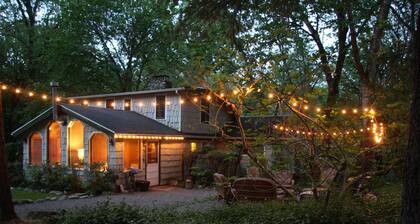 Beautiful Rustic Cabin and Bunkhouse on the Rogue River