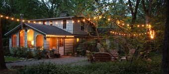 Beautiful Rustic Cabin and Bunkhouse on the Rogue River