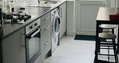 Great family home to relax.
Within easy reach to London, Gatwick & Wimbledon .