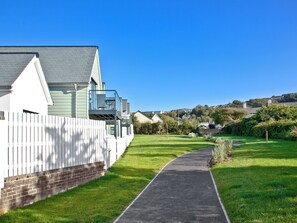 Property grounds - 3 bedroom accommodation in Westward Ho! (Westward Ho!)
