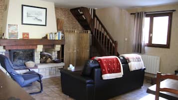 Een televisie, een dvd-speler, boeken en een filmbibliotheek