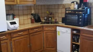 Een koelkast, een oven, een kookplaat, een vaatwasser