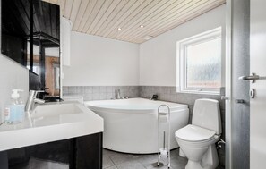 Shower - 3 bedroom awesome home in Tarm (Tarm)
