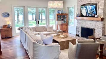 Smart TV, fireplace
