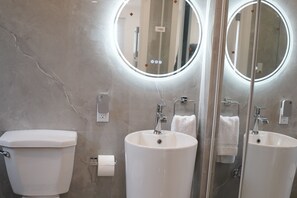 Haartrockner, Handtücher, Seife, Toilettenpapier