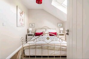 2 bedrooms, travel cot, WiFi, bed sheets