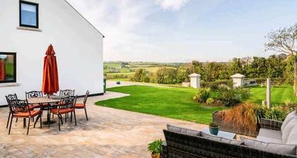 A cosy 2 Bedroom apartment situated in Banbridge. 30mins from Belfast.