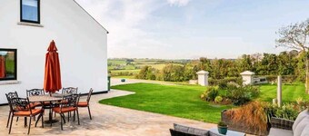 A cosy 2 Bedroom apartment situated in Banbridge. 30mins from Belfast.