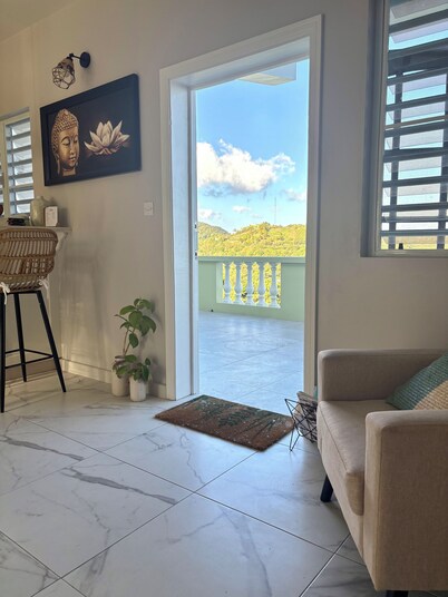 Chic Cottage!Tranquil getaways - 4mins drive from our volcanic black sand beach