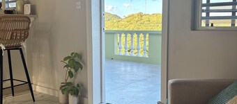 Chic Cottage!Tranquil getaways - 4mins drive from our volcanic black sand beach