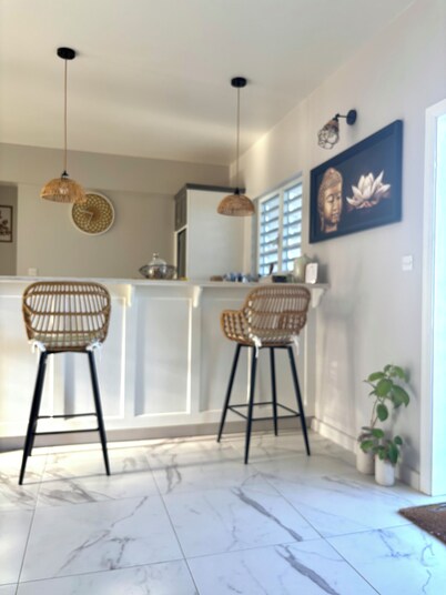 Chic Cottage!Tranquil getaways - 4mins drive from our volcanic black sand beach