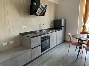 Jääkaappi, uuni, liesi, astianpesukone