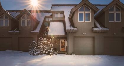 Backwater Retreat Townhome Walk to Ski Shuttle