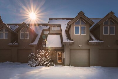 Backwater Retreat Townhome Walk to Ski Shuttle