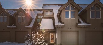 Backwater Retreat Townhome Walk to Ski Shuttle