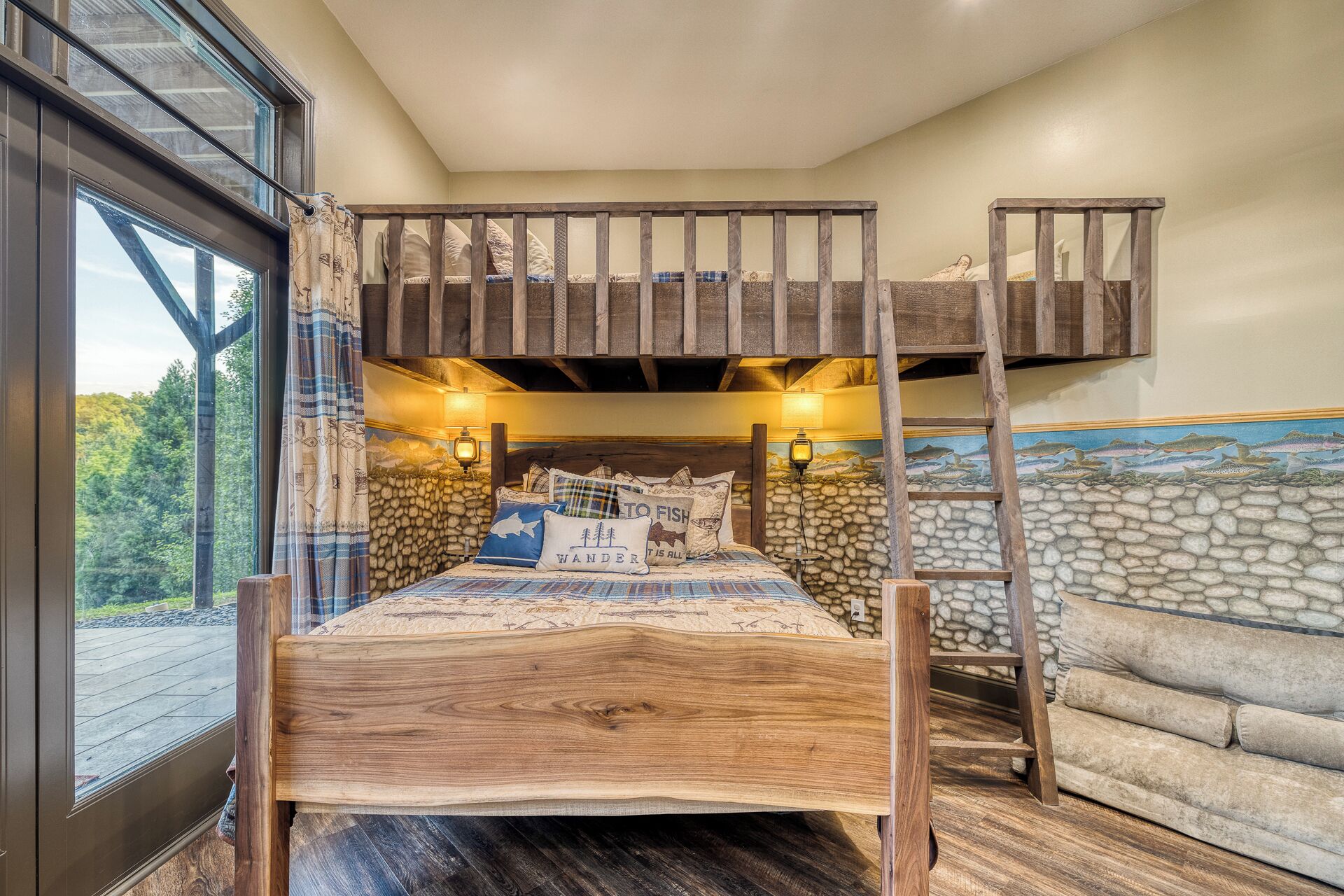 6 habitaciones, escritorio y tabla de planchar con plancha 