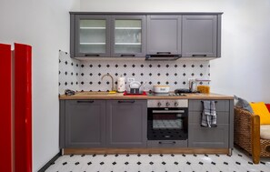 Frigorífic, forn, placa de cuina i cafetera i tetera
