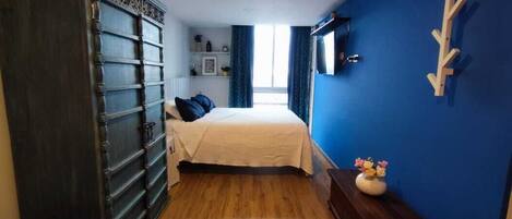 1 bedroom, desk, iron/ironing board, WiFi