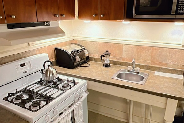 KĂŒhlschrank, Mikrowelle, Ofen, Herdplatte