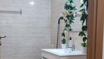 Classic Apartment, Mountain View | Bathroom | Hair dryer, towels