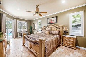 4 habitaciones, escritorio y tabla de planchar con plancha 