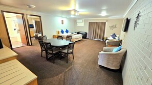 Deluxe Two Bedroom Apartment | Desk, soundproofing, iron/ironing board, free WiFi - Hilltops Retreat Motor Inn (Young)