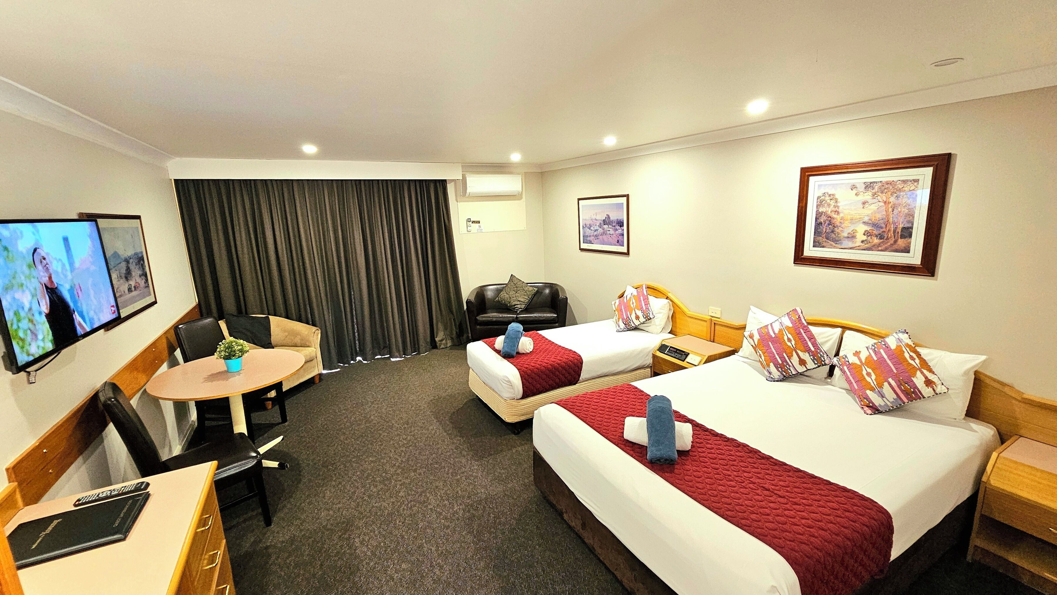 Skrivebord, lydisolert, strykejern/-brett og wi-fi (inkludert)