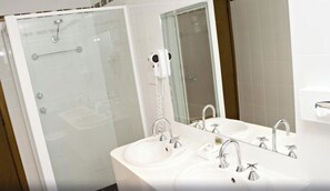 Deluxe Two Bedroom Apartment | Bathroom | Shower, hair dryer, towels, soap - Hilltops Retreat Motor Inn (Young)