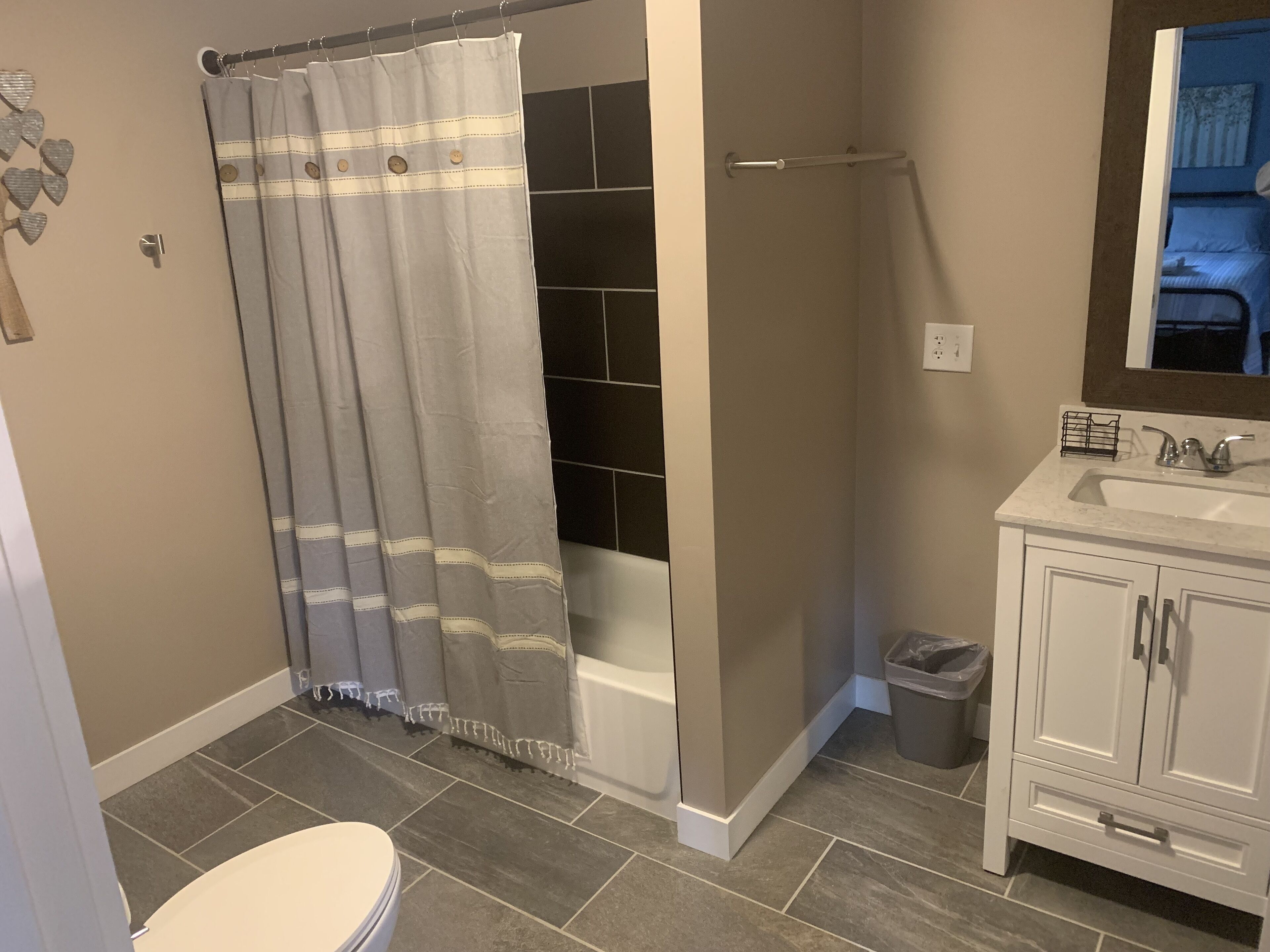 Hiustenkuivaaja, pyyhkeet, saippua, sampoo