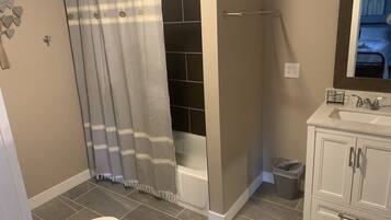 Hiustenkuivaaja, pyyhkeet, saippua, sampoo