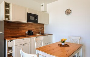 Frigorífic, microones i utensilis de cuina, vaixella i coberteria 