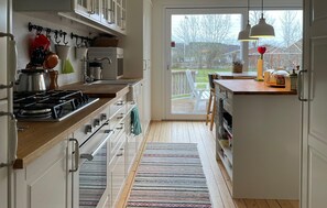 Réfrigérateur, micro-ondes, plaque de cuisson, lave-vaisselle