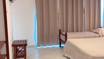 Vierpersoonskamer, uitzicht op het strand