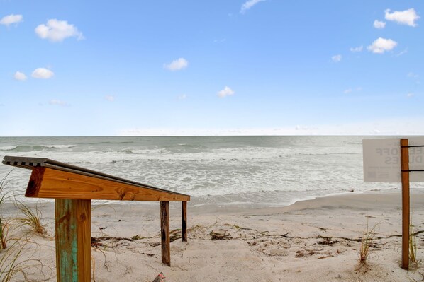 On the beach, sun loungers, beach towels - 2024 updated condo with water views! (Treasure Island)