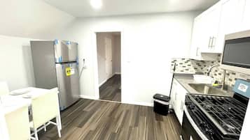 Microones, forn, placa de cuina i cafetera i tetera