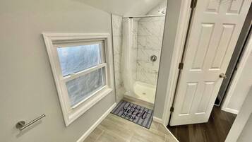 Asciugacapelli, asciugamani, sapone, shampoo