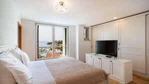 A bedroom with a bed, a TV, and a wardrobe. - Beautiful home in Sumartin with sauna (Sumartin)