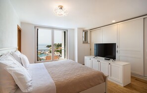 6 soverom, strykejern/-brett, reiseseng for barn og wi-fi (inkludert)