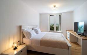 6 bedrooms, iron/ironing board, travel crib, free WiFi - Beautiful home in Sumartin with sauna (Sumartin)
