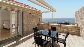 A balcony with a table, chairs, and a view of the sea. - Beautiful home in Sumartin with sauna (Sumartin)