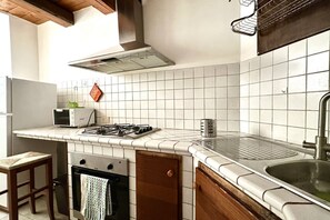 A kitchen with a gas stove, oven, and a sink. - SE080 - Senigallia, comfortable four-room apartment in the historic center (Senigallia)