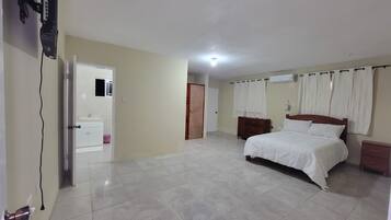 4 bedrooms, iron/ironing board, free WiFi, bed sheets