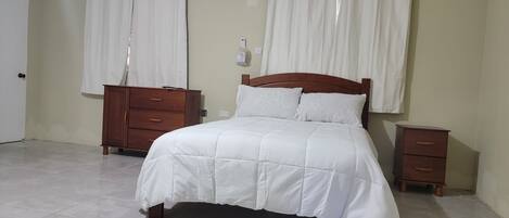 4 室のベッドルーム、アイロン / アイロン台、WiFi (無料)、ベッドシーツ