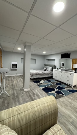 1 室のベッドルーム、アイロン / アイロン台、WiFi、ベッドシーツ. Peaceful one bedroom in university district
