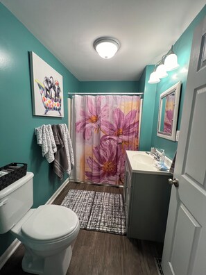 Dusch, hårtork, handdukar och tvål