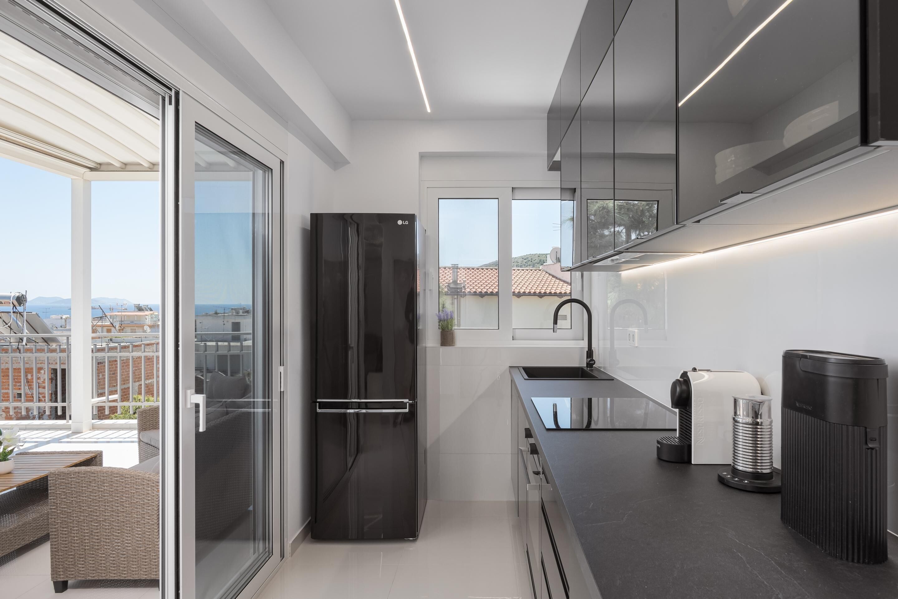 Departamento Confort | Cocina privada | Refrigerador con congelador, microondas, horno y parrilla de estufa 