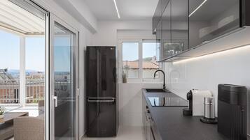 Departamento Confort | Cocina privada | Refrigerador con congelador, microondas, horno y parrilla de estufa