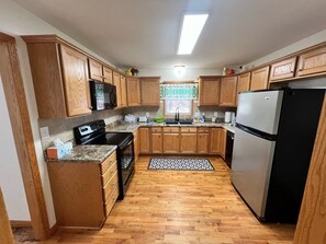 Kjøleskap, mikrobølgeovn, ovn og kokeplater