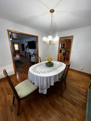Dining - Enjoy this spacious ranch-style house next to the quilting capital of the world. (Hamilton)