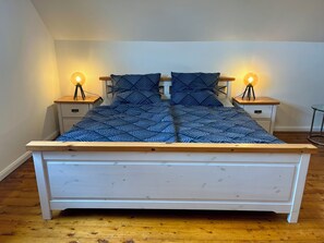 1 bedroom, desk, WiFi, bed sheets